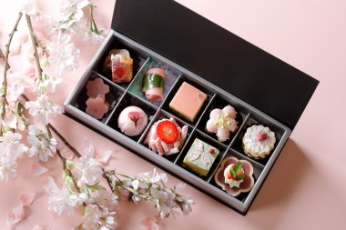 箱の中は桜満開! ウェスティン都ホテル京都の小さなスイーツ10種が詰まった桜プティスイーツBOX