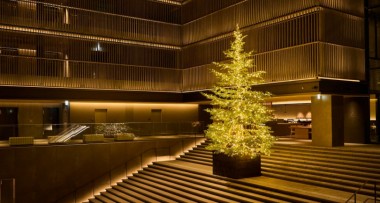 THE THOUSAND KYOTOのロビー大階段に 約7mの「生モミの木」クリスマスツリーが登場