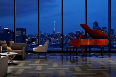 ミッドナイトブルーの照明でゆらめく波模様と音楽に包まれる幻想的なメズム東京のホリデーシーズン