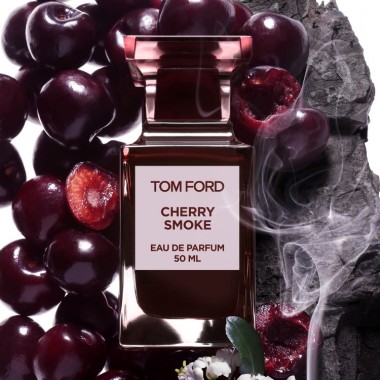 ダークで官能的、くすぶる誘惑を表現したトム フォード ビューティの新作フレグランス「チェリー スモーク オード パルファム スプレィ」登場