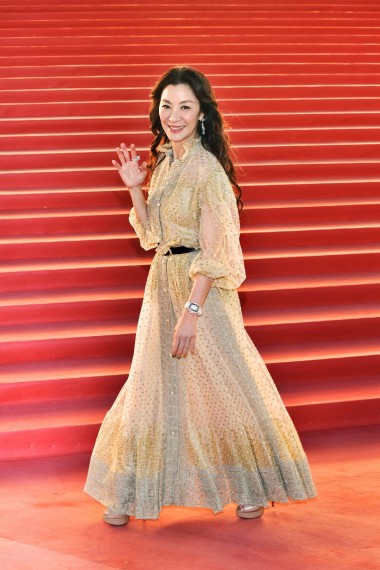 ディオールを纏ったミシェル・ヨーが第41回香港映画賞のレッドカーペットに登場