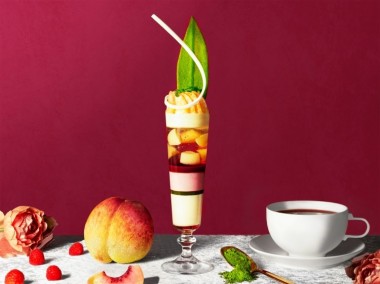 メズム東京で味わう、贅沢に旬の桃を五感で楽しめる「レイヤード‧パフェ」の新作が登場