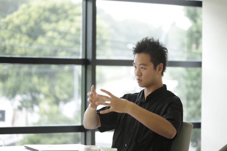 高橋悠介がイッセイミヤケメンデザイナーに就任するまで2 4 ファッションからテキスタイルへ Art Culture Fashion Headline