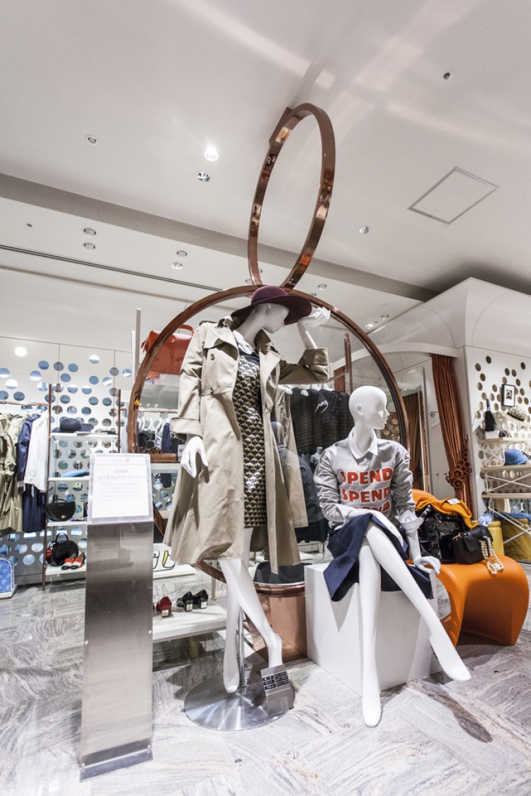 カトリーヌ ドヌーヴをミューズにケイタマルヤマがトレンチコートをデザイン Fashion Fashion Headline