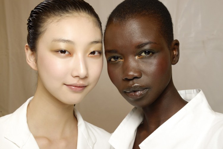 光で魅せる イッセイミヤケの艶メイク Beauty Fashion Headline