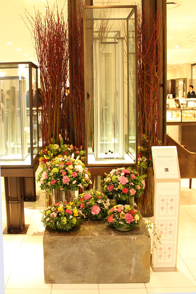 伊勢丹新宿店本館正面玄関の花のディスプレイ