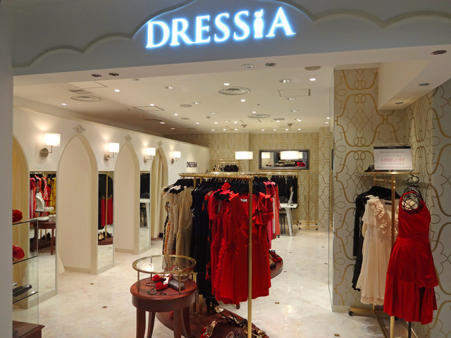 国内商業施設初業態となるレンタルドレス専門店「ドレシア」がエソラ池袋にオープン。プラダやドルガバなどブランドドレスを豊富に用意