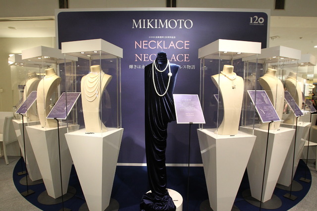 中央に2,100万円の120周年記念ネックレスを展示