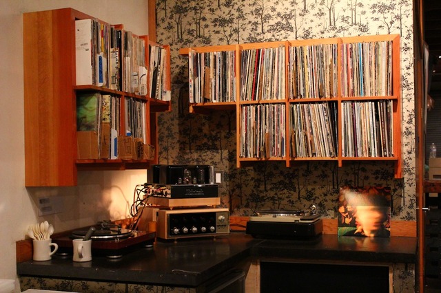 店内はwifiがなく、BGMもレコードやカセットテープというアナログ派