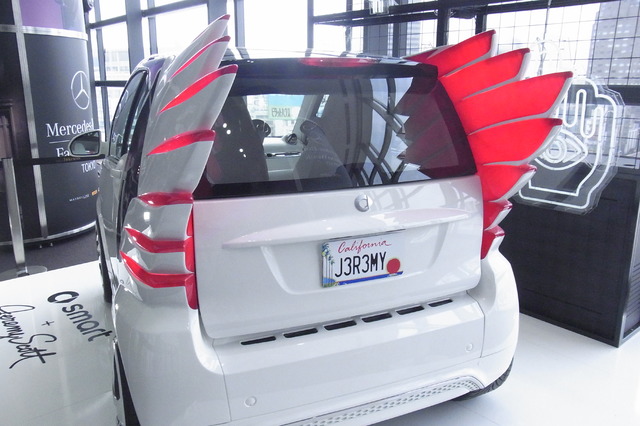 ジェレミー・スコット氏デザインの電気自動車「スマート」は翼が特徴