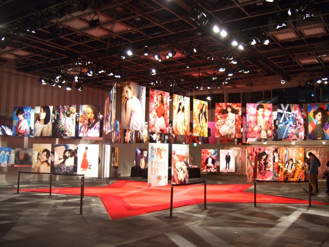 蜷川実花の写真展「LUCKY STAR NINAGAWA MEN&WOMEN」星型に展示作品が並ぶ