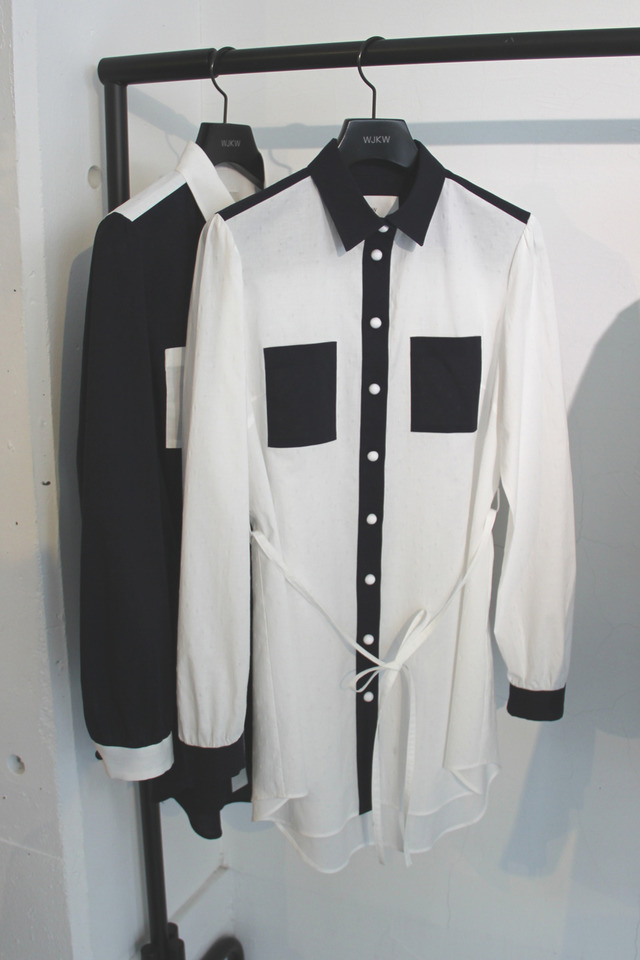 綿ローンのシャツは、塩縮加工でドット柄が描かれている