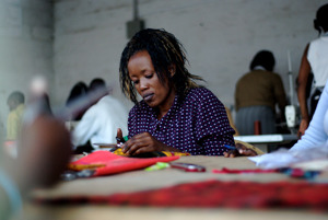 トートバッグは、アフリカの女性の職人達による手作り
