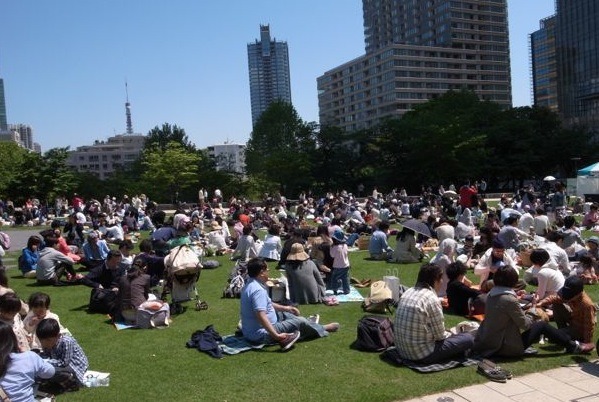 屋外図書館が東京ミッドタウン芝生広場でスタート