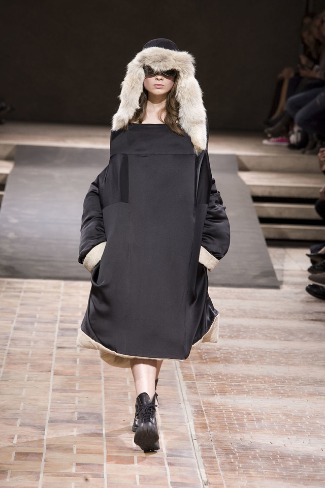 ヨウジヤマモトがベルリンでアーカイブショー開催。代表作約40体を披露 PHOTO(25/42) FASHION HEADLINE