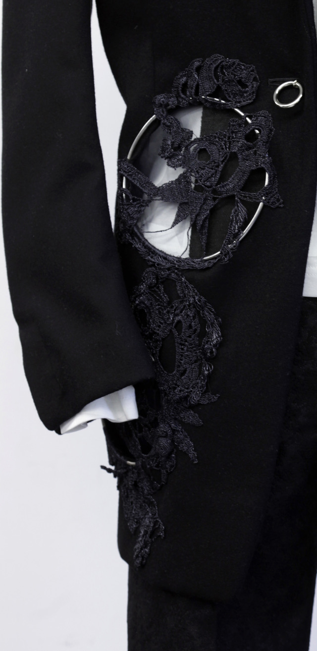 noir kei ninomiyaのメタルリングにニット刺繍を施したジャケット