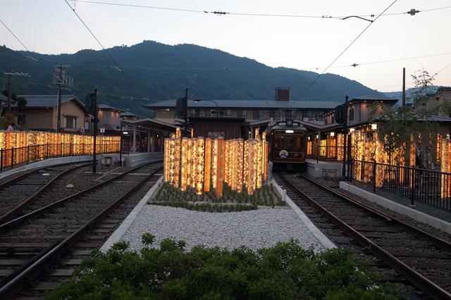 駅東口から駅舎への風景。夕暮れの車窓は幻想的