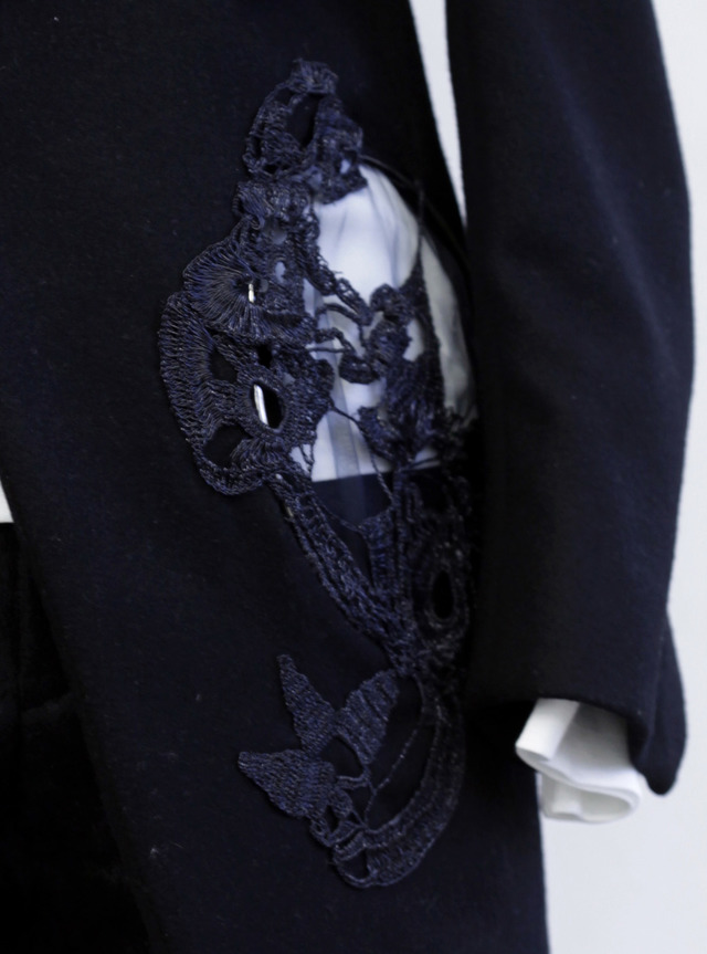 noir kei ninomiyaのジャケット。メタルリングにニット刺繍が施されている