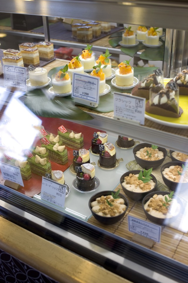店のショーケースには、手鞠寿司のように可愛い、むしやしないにぴったりなケーキが並んでいる