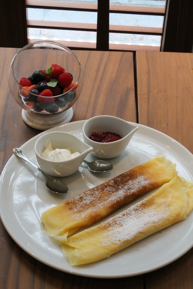 水切りヨーグルトとジャムを添えたパンケーキ（735円）