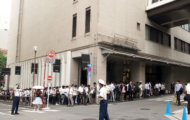 7月17日よりスタートした伊勢丹新宿店クリアランスセールでのメンズ館の行列