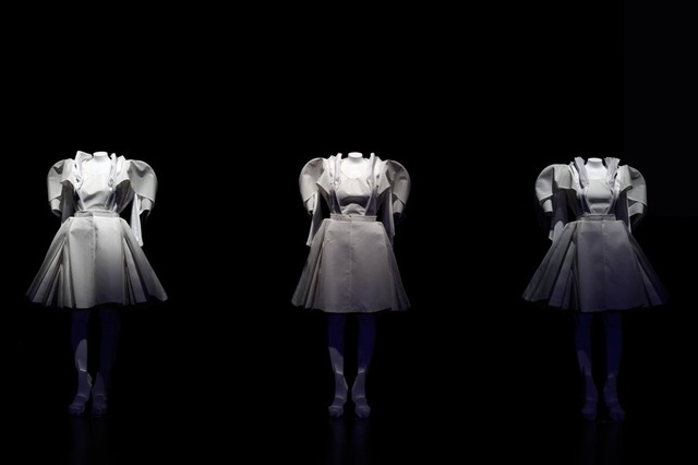 「Perfume WORLD TOUR 2nd intro」。同ツアーとカンヌライオンズ 国際クリエイティビティ・フェスティバル 2013」で着用した衣装が二つに分離されて展示