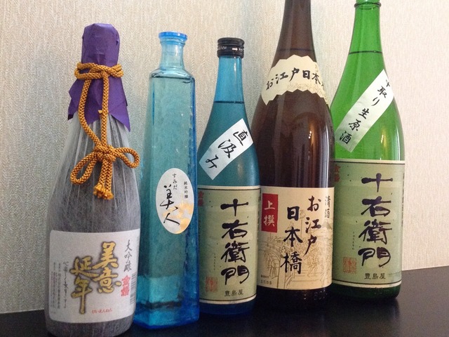 日本酒クラスでは日本酒の種類や製造について基礎、愉しむ際のマナーやルールなどを学び、蔵元を訪ねるフィールドワークも予定されている