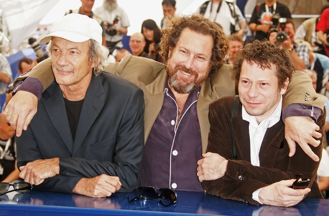 カンヌ国際映画祭に出席した『潜水服は蝶の夢を見る』のジュリアン・シュナーベル（中央）、マチュー・アマルリック（右）