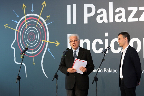 ベネチア・ビエンナーレ記者発表会でのMassimiliano Gioni（右）。左はイベント代表のPaolo Baratta