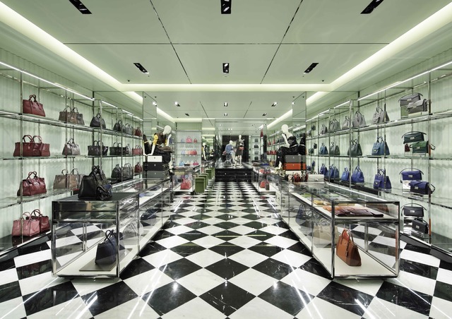 プラダ100周年の年に誕生した新銀座店 先行バッグも Photo 2 13 Fashion Headline