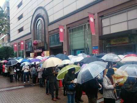 初日は雨の中、開店前に約1000人の行列が
