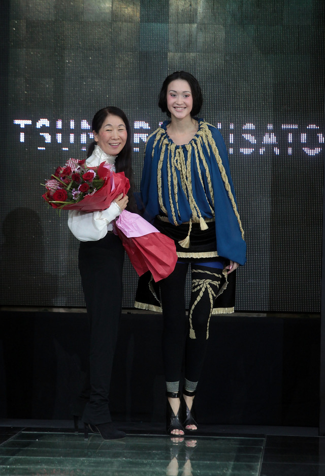 「ツモリチサト」2011SSコレクションショーに登場した津森千里（左）