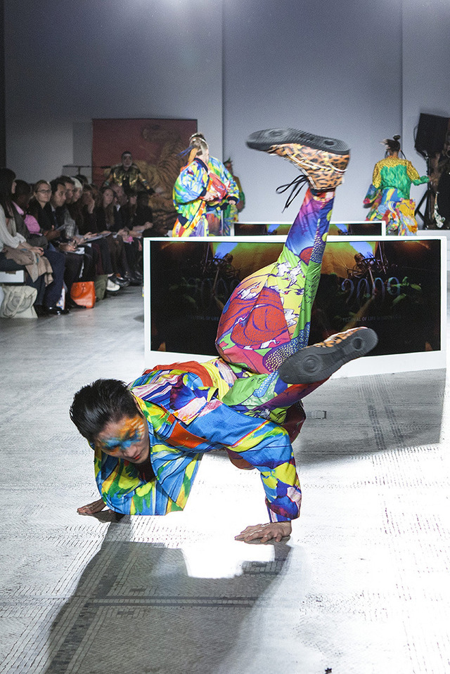 ロンドンV&Aで開催された山本寛斎のファッションショー「Fashion in Motion "Kansai Yamamoto" Fashion Show」