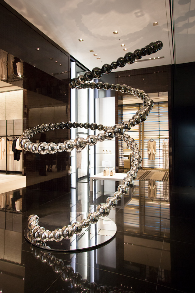 リニューアルオープンしたシャネル銀座ブティック3階フロアに置かれた、ジャン＝ミッシェル・オトニエルの作品