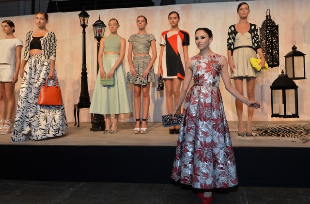 alice + oliviaデザイナーのステイシー・ベンデットさんニューヨークファッションウィークで開催されたalice + olivia14SSコクションのプレゼンテーションにて。