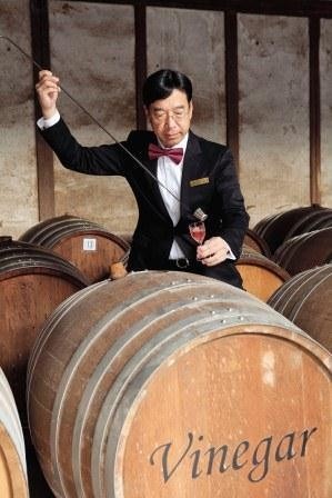 銀座三越は、酢ムリエの内堀光康のもとで作る12年もののバルサミコ酢を発売