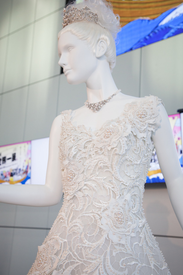 「世界最多1万3,262個の本真珠」付きのウェディングドレス