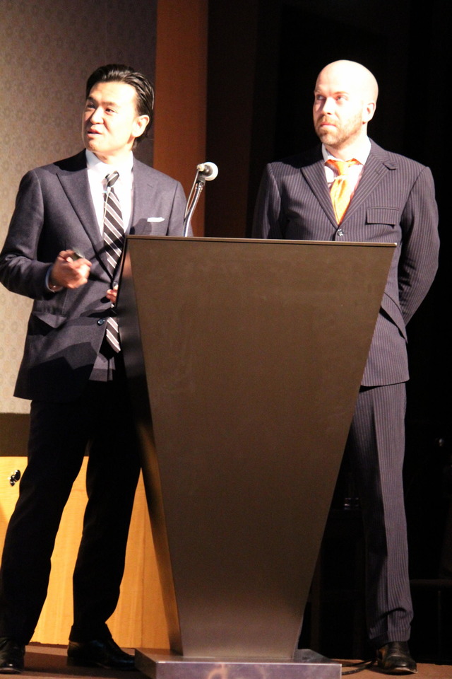左からコンデナスト・ジャパンの新井良デジタルカントリーマネージャー、QVCジャパンのルイス・グリーコマーチャンダイジング部門バイスプレジデント