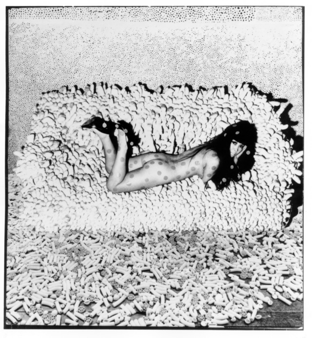 草間彌生「《集積No.2》に横たわる草間の写真を用いたコラージュ」（1996年頃）