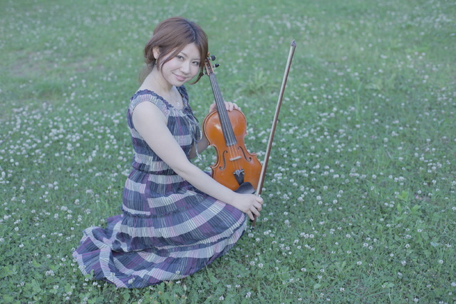 フロア回遊ライブに出演するバイオリニストの渡辺知絵