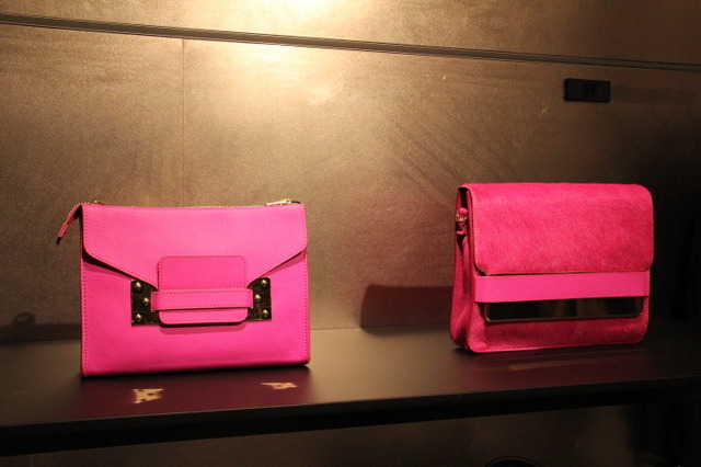 ソフィーヒュームのバッグ。ハイインパクトなピンクが印象的