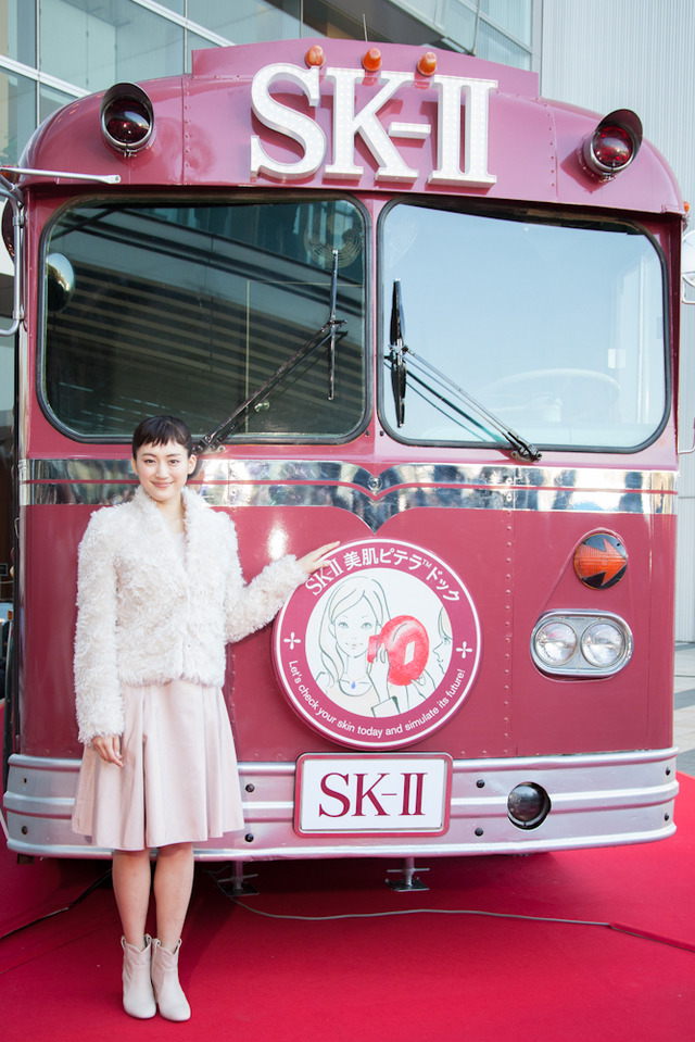 「SK-II 美肌ピテラドックバス」のフロントに綾瀬自らが「美肌ピテラドックマーク」を設置