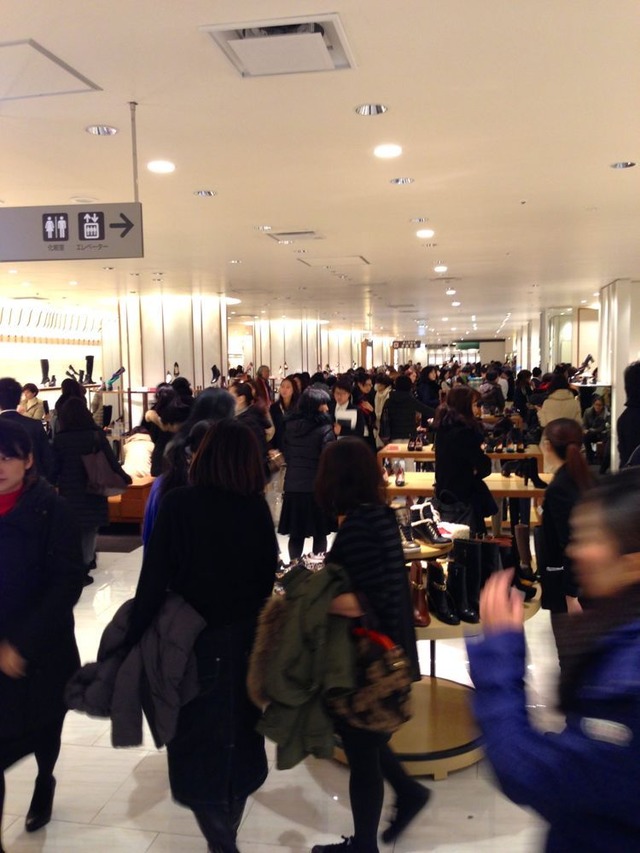 新宿伊勢丹に6 000人超の行列 三越伊勢丹冬セールは好調な滑り出し Photo 5 5 Fashion Headline