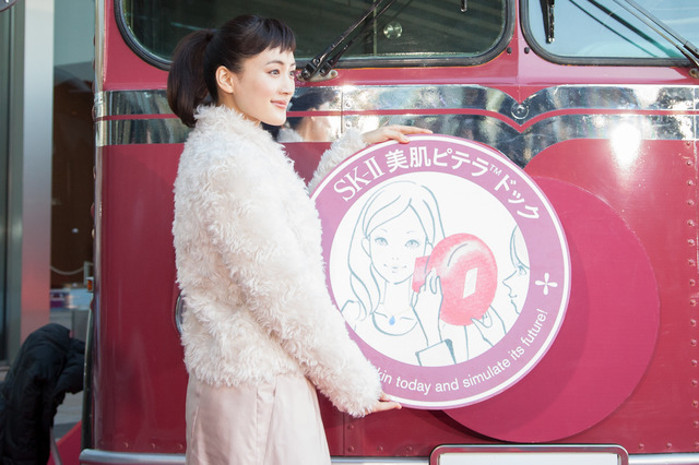 「SK-II 美肌ピテラドックバス」のフロントに綾瀬自らが「美肌ピテラドックマーク」を設置