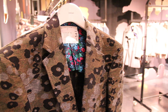 花柄のジャカード織りジャケット。ベース部分はカモフラージュ柄