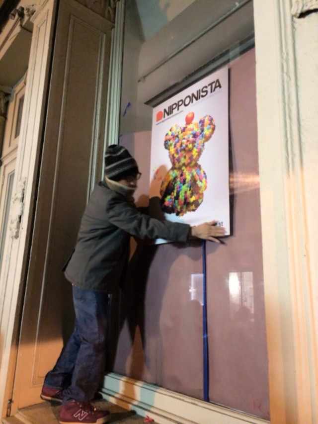ニューヨークの会場に到着したら、まずニッポニスタのポスターを張りました