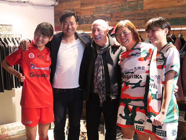 オロビアンコのオーナーデザイナー ジャコモ・ヴァレンティーニ氏（左から3番目）、女子ラグビーチーム「フェニックス」監督でラグビー元日本代表WTBの四宮洋平氏（左から2番目）と選手達