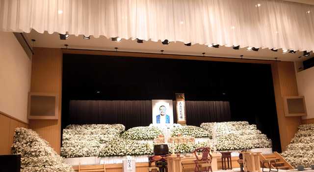 カリスマバイヤー藤巻幸夫の葬儀に2600人参列、大西洋三越伊勢丹社長が弔辞