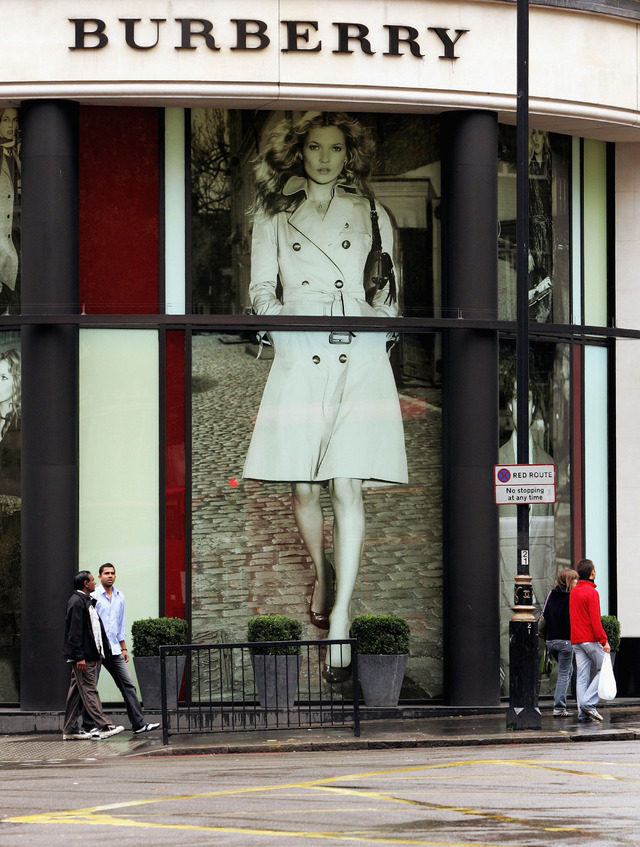 マリオ・テスティーノが手掛けたバーバリー05-06AWキャンペーンに登場したケイト・モス（ロンドンの旗艦店にて）