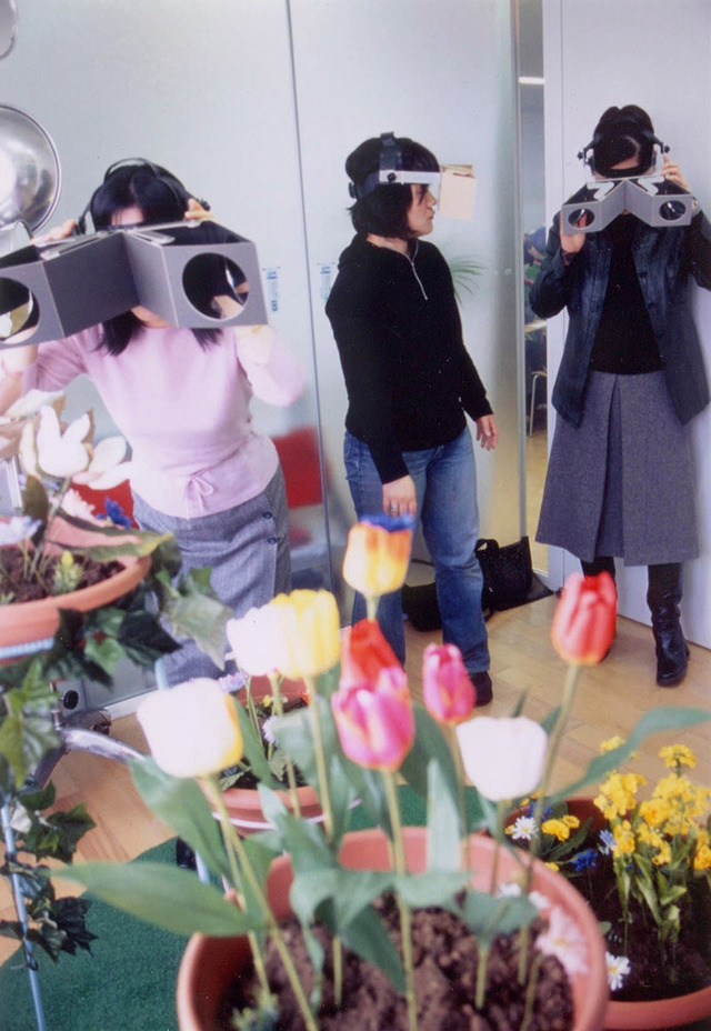 「ガリバースコープ」を使ったワークショップの様子 《クリニック》 エイチ・アイ・エス本社会議室（東京）、2001 年